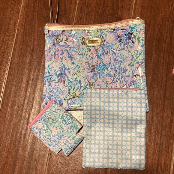 Lilly Pulitzer beach pouches & koozie in Surf Blue Soleil it on me print - Picture 5 of 5